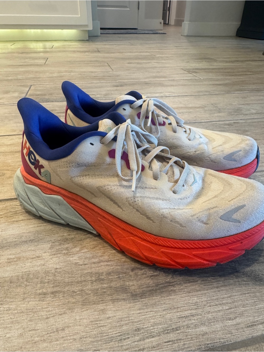 HOKA Women's Arahi 6 Running Shoes - Clifton Bondi size 9.5